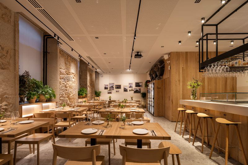 Diseño contemporáneo, con materiales naturales y sostenibles, en la reforma del emblemático café restaurante O Cabo