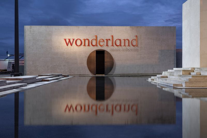 INCOGA achève son intervention dans « Wonderland », la première grande rétrospective d'Annie Leibovitz en Espagne.