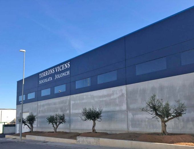 Nave y oficinas centrales Torrons Vicens en Agramunt (Lleida)
